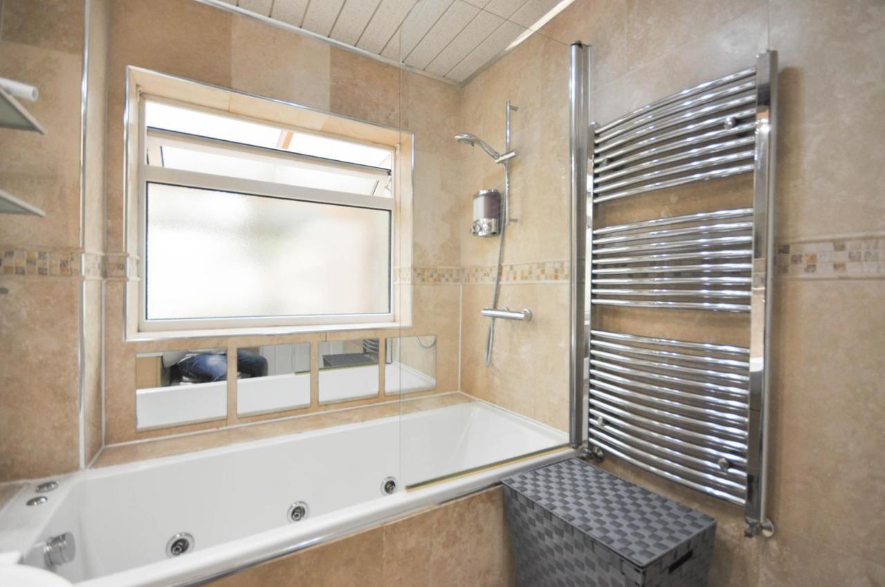 Modern 2 Bed Apartment Лутон Экстерьер фото