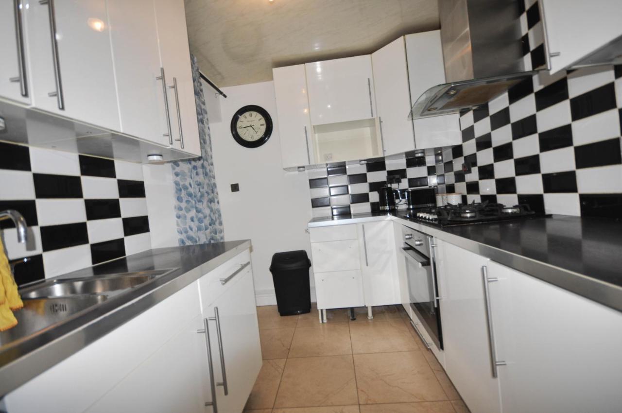 Modern 2 Bed Apartment Лутон Экстерьер фото