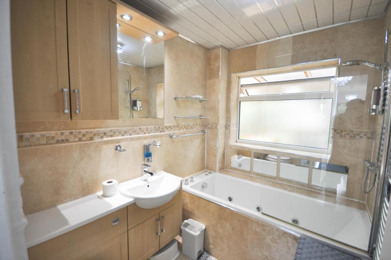 Modern 2 Bed Apartment Лутон Экстерьер фото